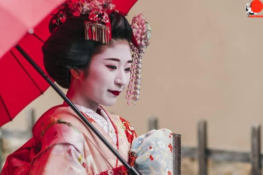 Bên cạnh khuôn mặt trắng và đôi môi đỏ, kiểu trang điểm của geisha còn bao gồm lông mày được tô màu hồng hoặc đỏ, má ửng hồng và kẻ mắt đen với phấn mắt đỏ.