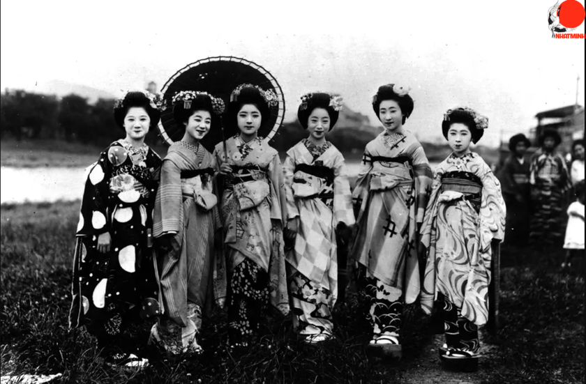 Sau Thế chiến thứ hai, số lượng geisha nhanh chóng giảm sút khi các nhà geisha đóng cửa và nhiều người không đủ khả năng chi trả cho các hoạt động của họ.